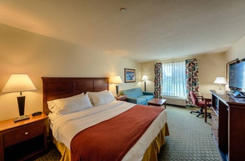 TRIPLE PLAY RESORT HOTEL AND SUITES 9