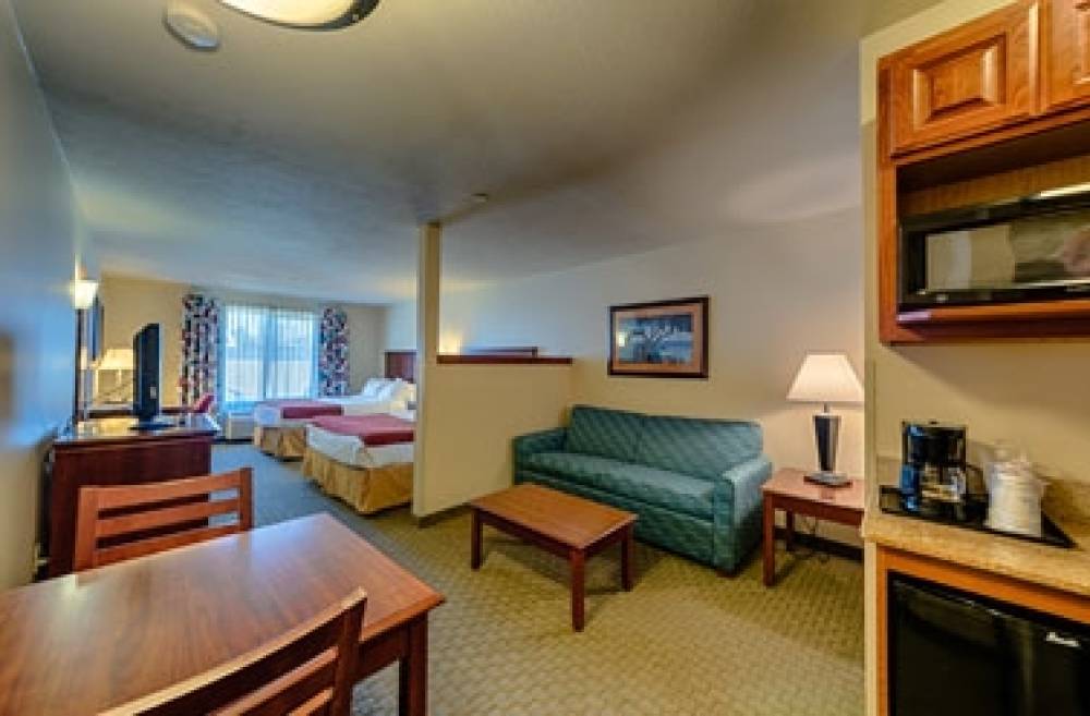 TRIPLE PLAY RESORT HOTEL AND SUITES 7